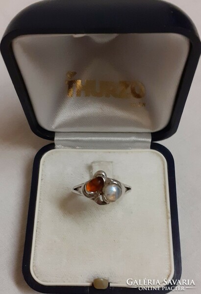 A marked silver ring in good condition set with amber and moonstone