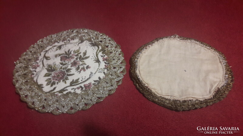 2 round tapestry tablecloth in display case (l3321)