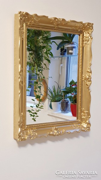 (KK)  44 x 58 cm.-es. Csodás, antik, arany színű, blondel keretes, kis méretű tükör.