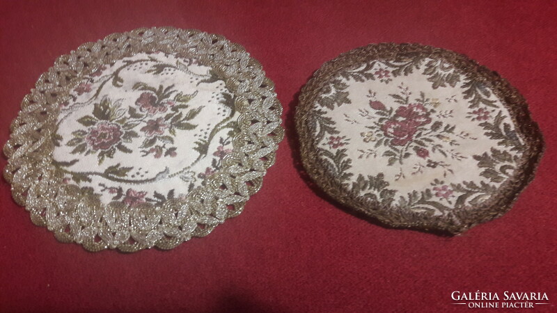 2 round tapestry tablecloth in display case (l3321)