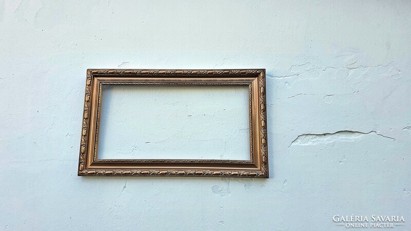 ( Ki) in an antique, old-gold colored frame, small mirror. 27 X 45.5 cm.