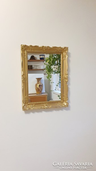 (KK)  44 x 58 cm.-es. Csodás, antik, arany színű, blondel keretes, kis méretű tükör.