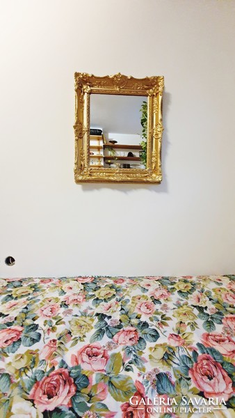 (NK )  58 x  68 cm.-es. Csodás, antik, arany színű, blondel keretes, kis méretű tükör.