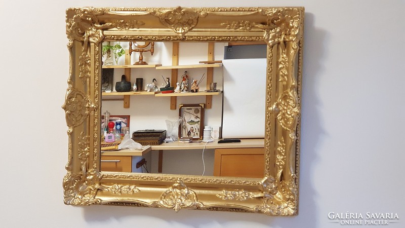 (NK )  58 x  68 cm.-es. Csodás, antik, arany színű, blondel keretes, kis méretű tükör.