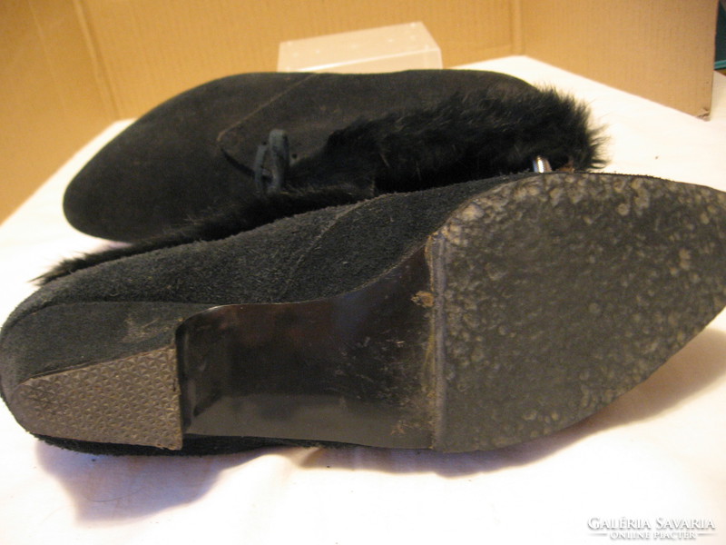 Fekete velúr bőr női cipő valódi szőrmével díszítve 7-es