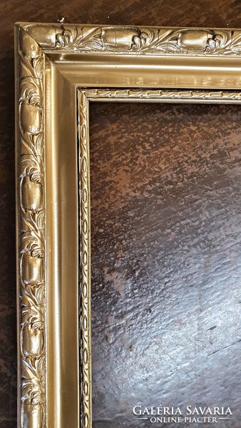 ( Ki)  Antik, ó-arany színű keretben, kicsike tükör. 27 x 45,5 cm.