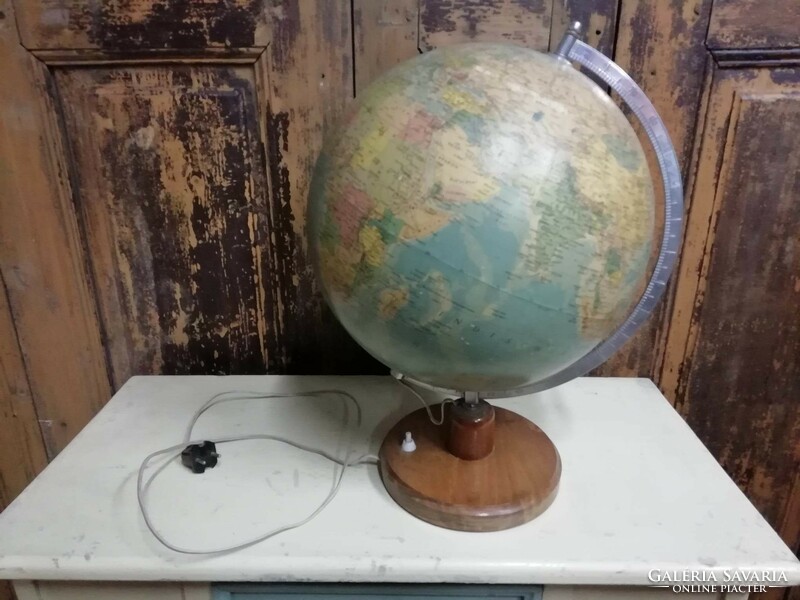 Globe paper, on a wooden pedestal, illuminated, from the end of the 1960s, in good condition, decoration