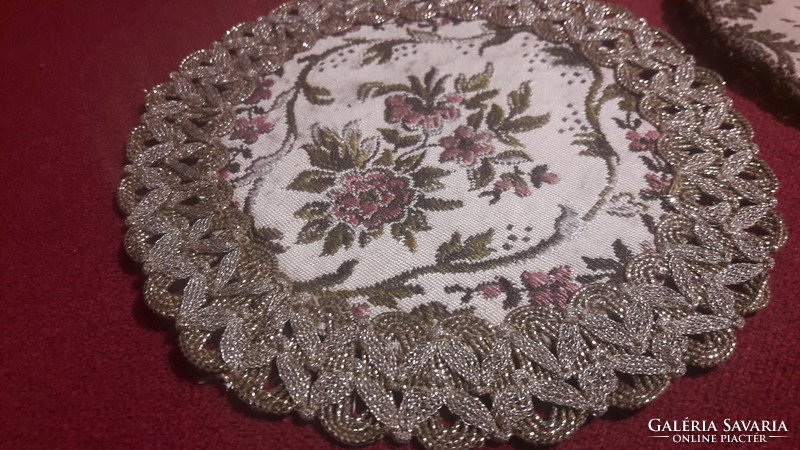 2 round tapestry tablecloth in display case (l3321)