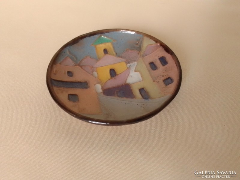 Jelzett kicsi mázas kerámia tálka fali dísz tányér Ligeti Erika Szentendre házak utcakép 8 cm