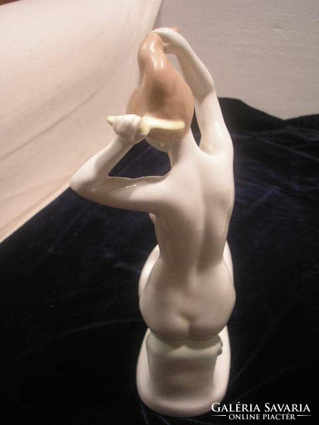 N14 Hanzély Jenő, 196l Fésülködő akt  jelzett hibátlan porc szobor Fésülködő nő  aquincum 22 cm-es