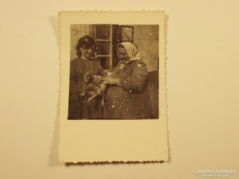 Régi fotó fénykép - Lány, asszony, fejkendő, néni, kakas, csirke, parasztház - 1940-1950-es évek