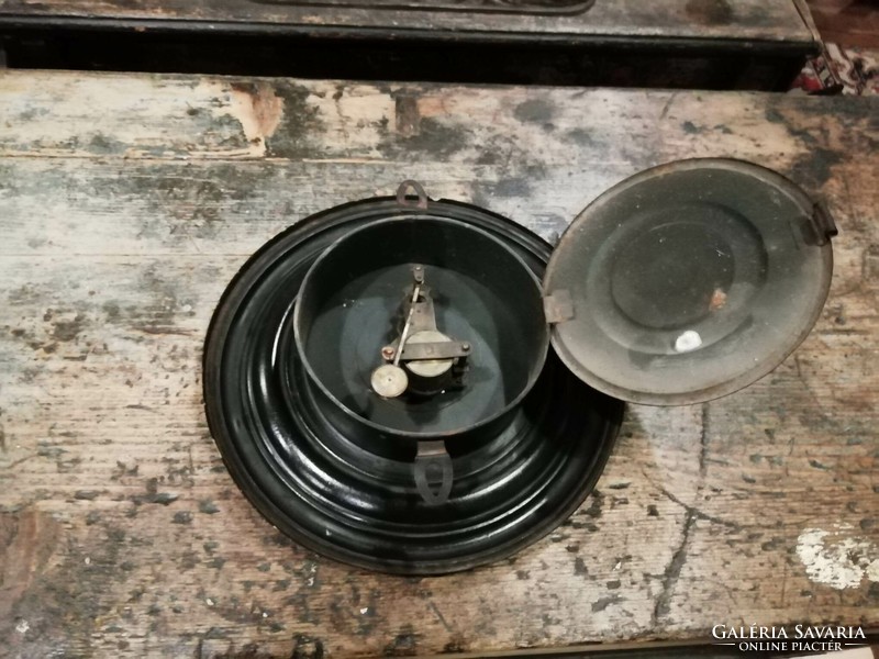 Várótermi óra, kalapóra a 20. század első feléből, mechanikus óra