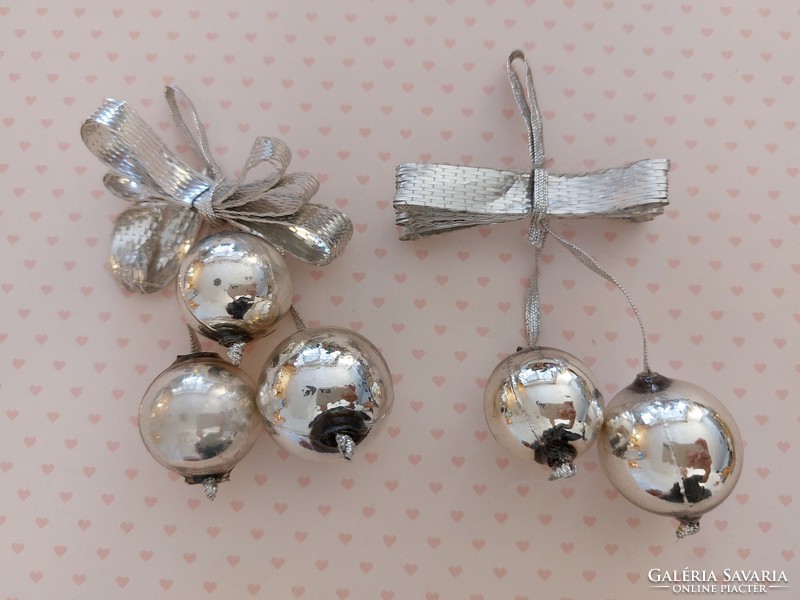 Régi üveg karácsonyfadísz ezüst kis gömbök retro masnis üvegdísz 2 db