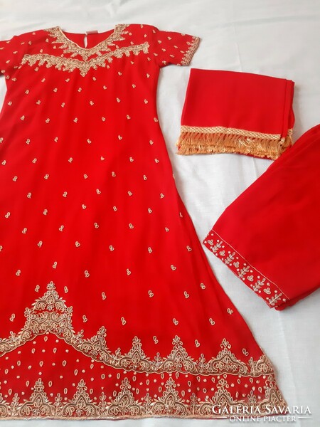 Tradicionális Indiai selyem ruha, nadrág, stóla, sál, kendő, piros-arany díszítéssel (3 darab)