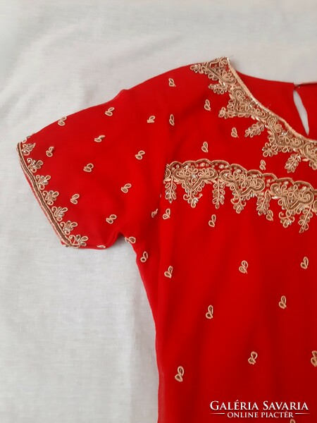 Tradicionális Indiai selyem ruha, nadrág, stóla, sál, kendő, piros-arany díszítéssel (3 darab)