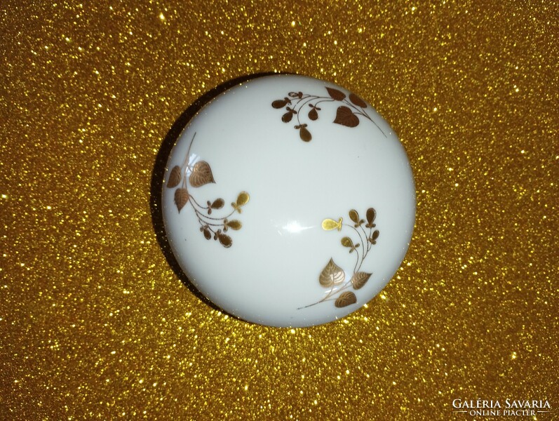 Arany díszítésű porcelán ékszertartó
