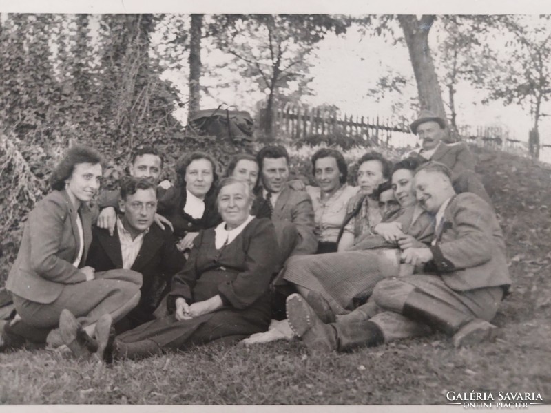 Régi fotó vintage csoportkép hölgyek férfiak