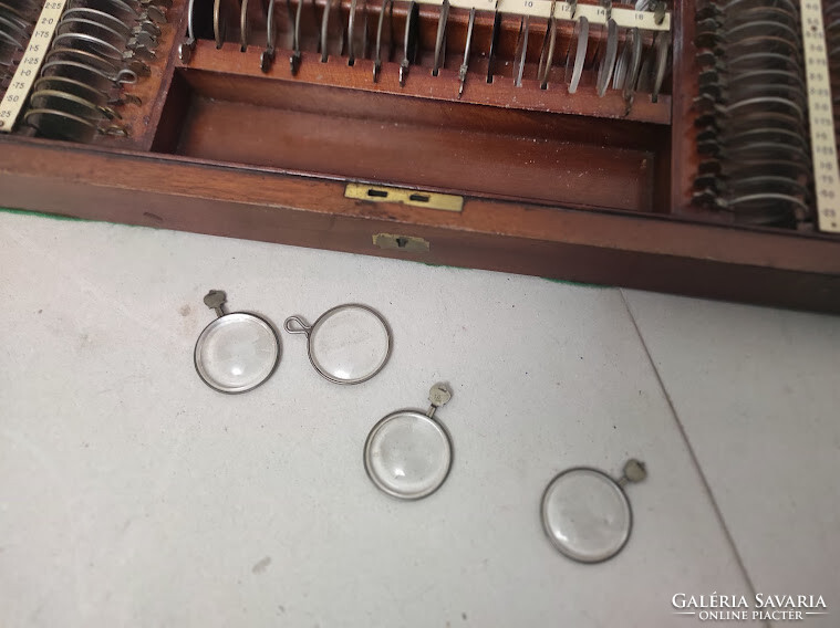 Antik optikus szerszám szemész eszköz szemüveg szemészet dobozában 330