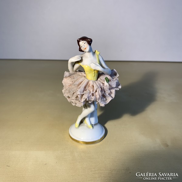 Ballerina with marked tulle skirt