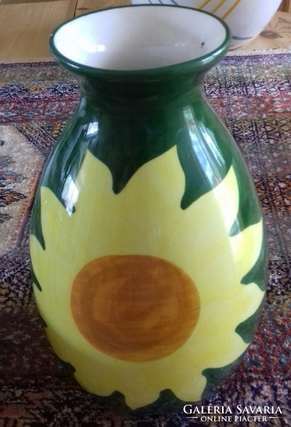 Sunflower patterned vase and table xx