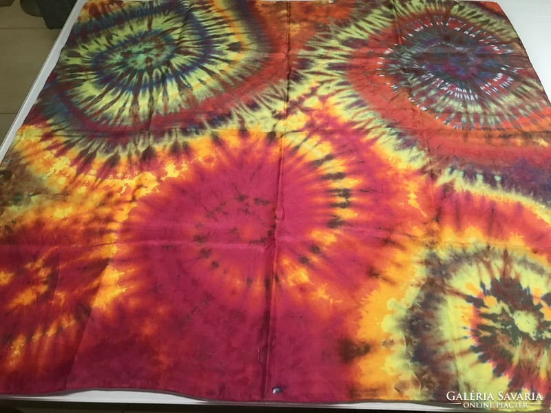 Batikolt selyemkendő mandalaszerű mintával, 90 x 84 cm