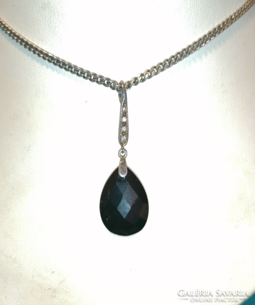 Fekete fazettált kristály medál ezüst lánccal (654)