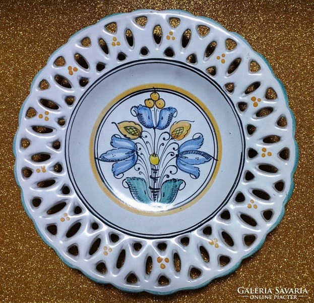 Decorative ceramic plate with a Habán motif