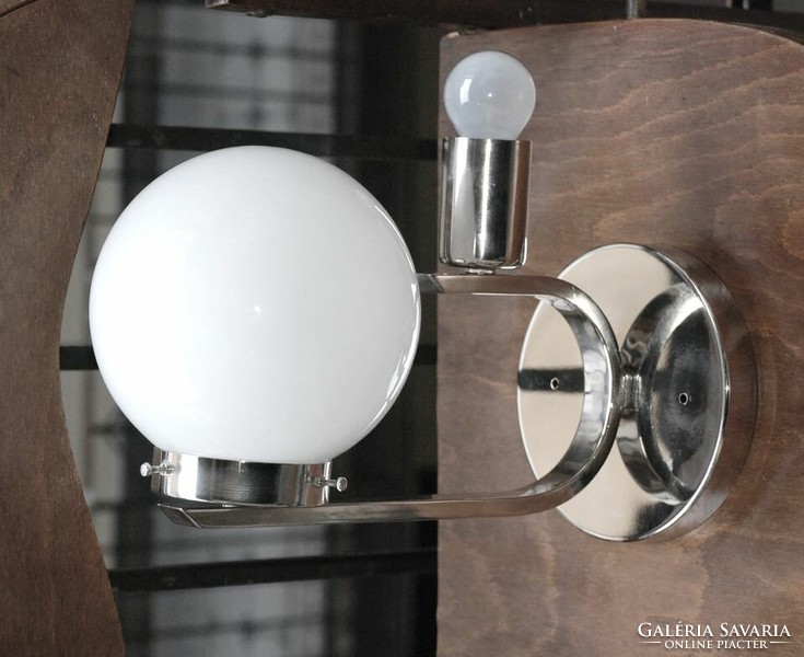 Art deco - Streamline - Bauhaus 2 égős, nikkelezett falikar felújítva - tejüveg gömb búra