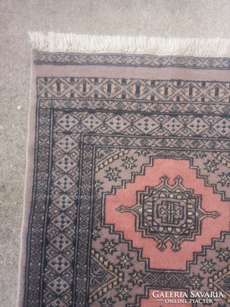 105 x 60 cm kézi csomózású Pakisztáni Bochara szőnyeg eladó
