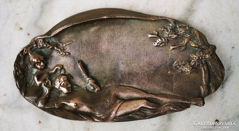 Szecessziós bronz kínáló meztelen hölgy akt és puttó díszítés hamuzó névjegy tartó
