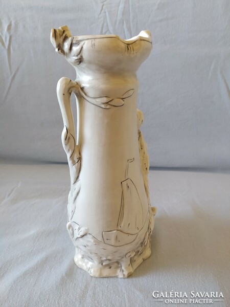 Antik szecessziós majolika váza, halász fiú figurával 28 cm