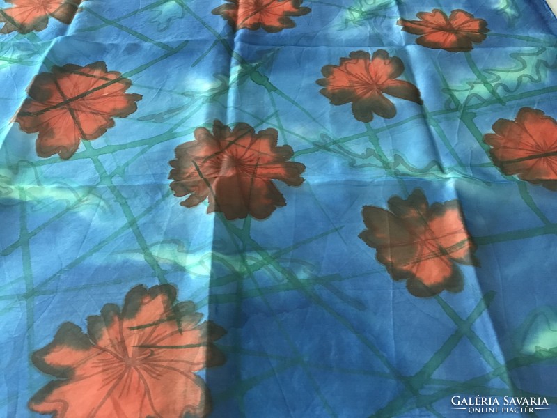 Kézzel festett selyemkendő ragyogó kék alapon piros virágokkal, 90 x 88 cm