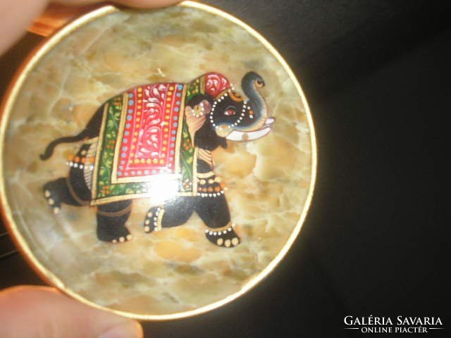 A colored elephant is embedded in U13 jade stone, the bowl is almost transparent when turned towards the light, 3.5 cm high