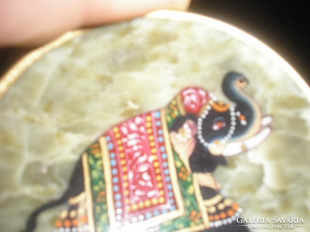 A colored elephant is embedded in U13 jade stone, the bowl is almost transparent when turned towards the light, 3.5 cm high