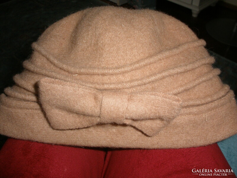 100% Wool hat, cap with a bow at the back