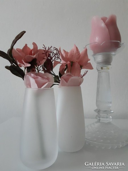 Üveg gyertyatartó vázákkal