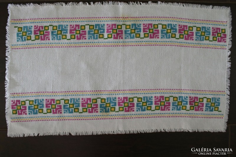 Tablecloth decorated with cross-stitch embroidery - 52 cm x 29 cm