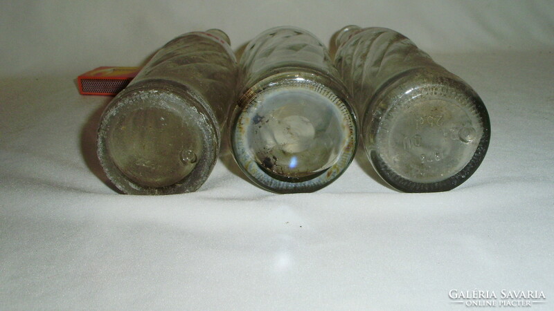 Három darab különböző retro Pepsi colás üdítős palack - együtt