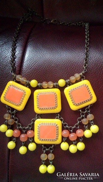 Yellow-orange design necklace