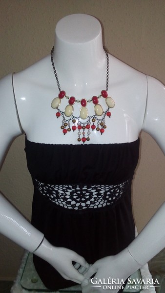 Red and white necklace, necklace