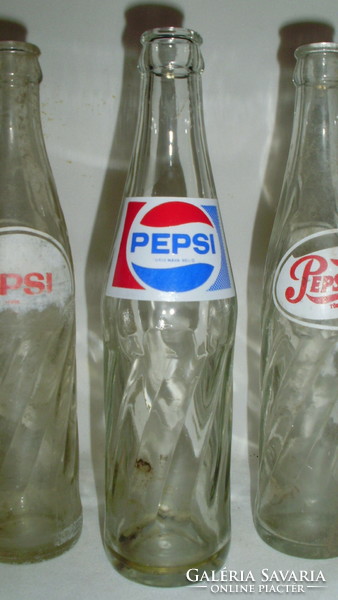 Három darab különböző retro Pepsi colás üdítős palack - együtt