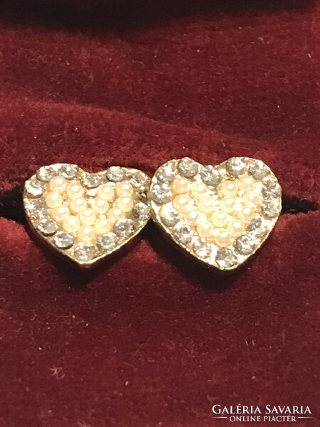 Heart-shaped earrings decorated with pearls and crystals