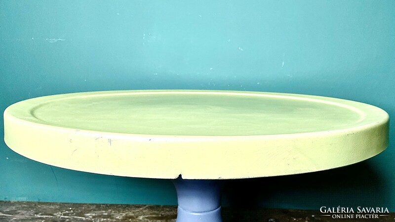 Retro space age design smoking table with funnel legs