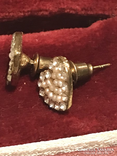 Gyöngyökkel és kristályokkal díszített, szív alakú fülbevaló