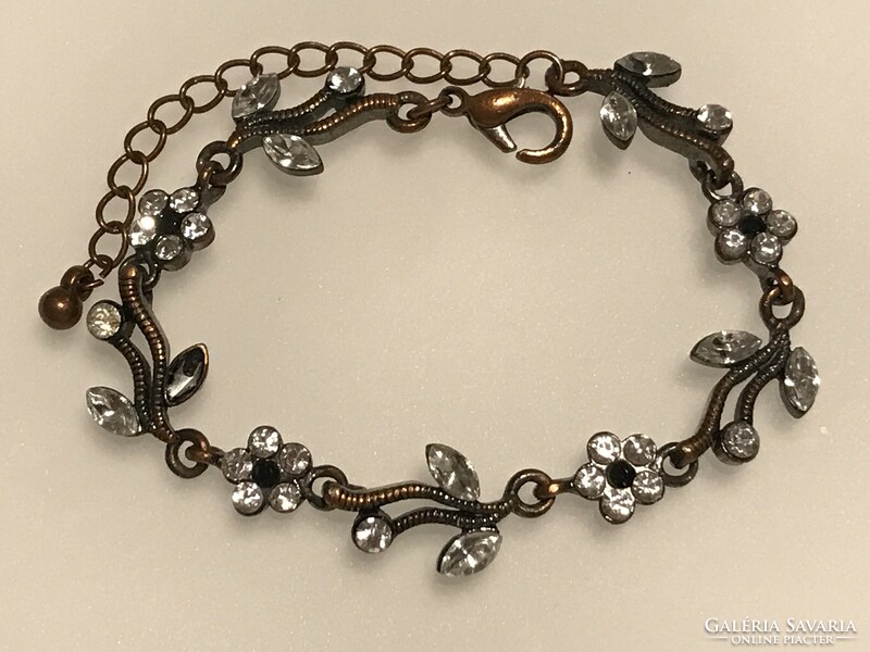 Flower pattern bracelet with sparkling crystals, 21 cm long