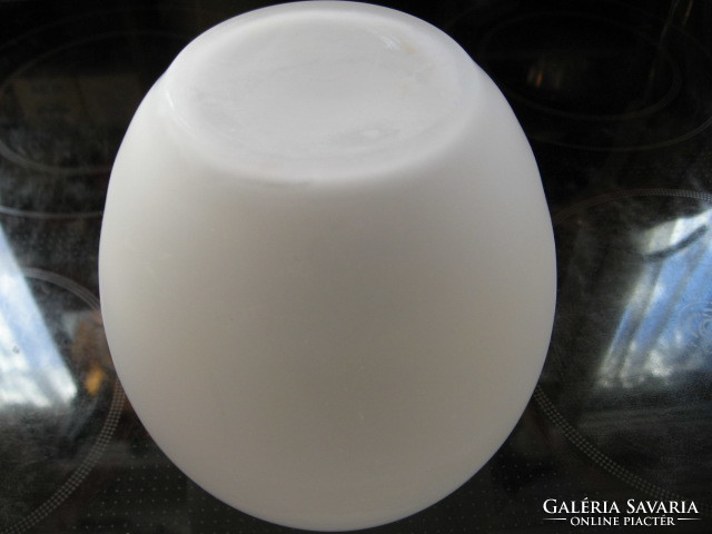 Maratott tejfehér gömb váza