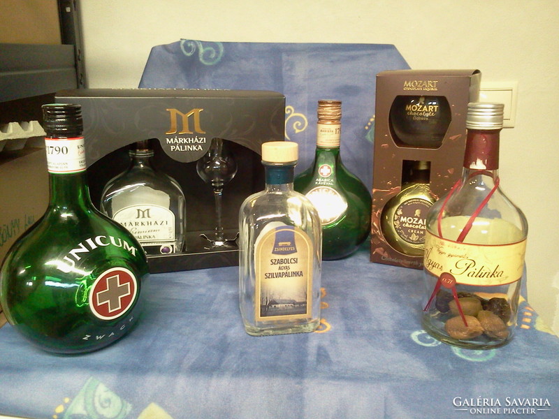 6 drinking and brandy bottles and 2 glasses