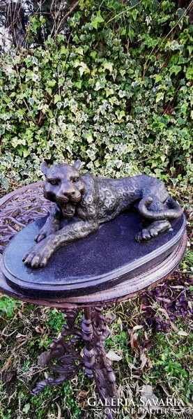 Pihenő leopárd - bronz szobor