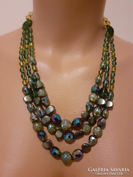 Showy three-row necklaces (necklace)