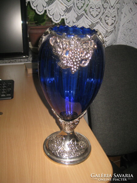 Kék , üveg dísz váza , fém rátéttel és fém talp résszel   kb  30 cm
